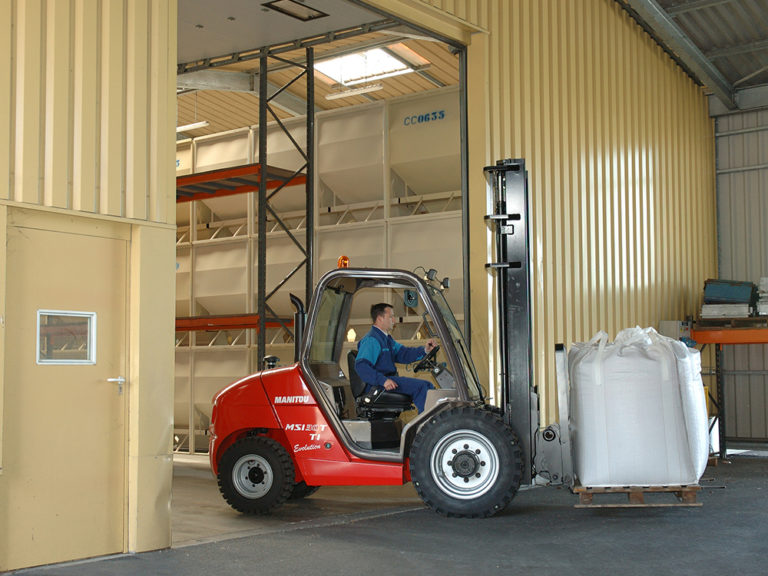 Découvrez le chariot à mât semi industriel MANITOU MSI