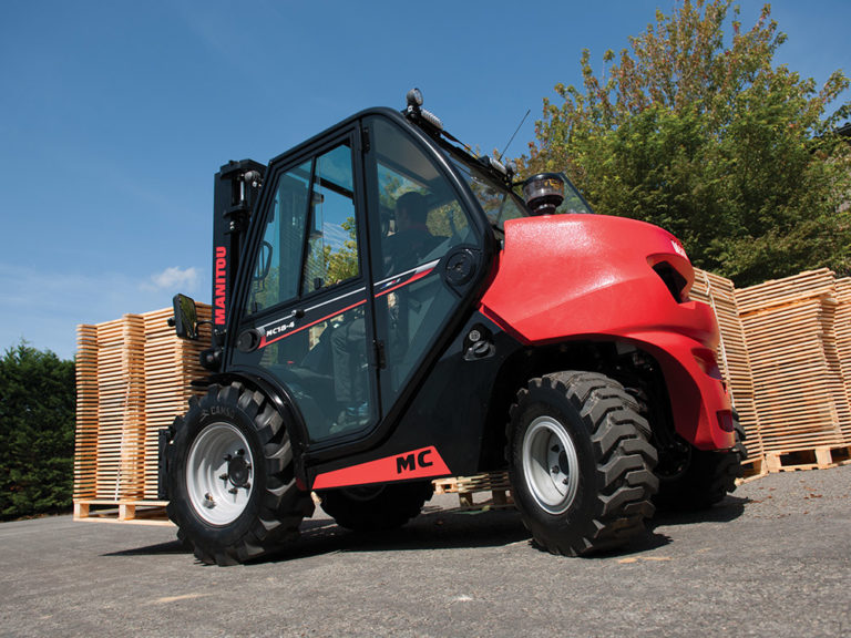 Découvrez le chariot à mât MANITOU MC18 tout terrain