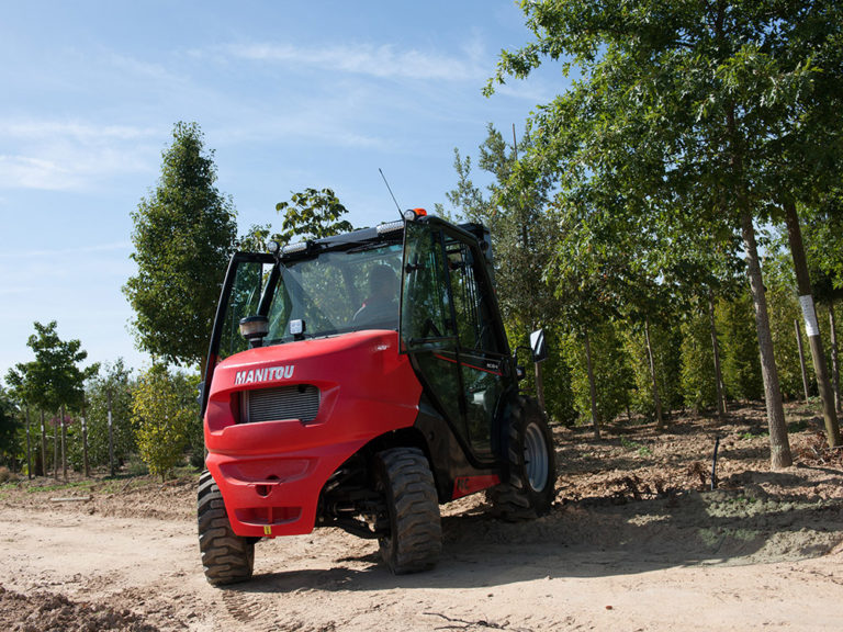 Découvrez le chariot à mât MANITOU MC18 tout terrain