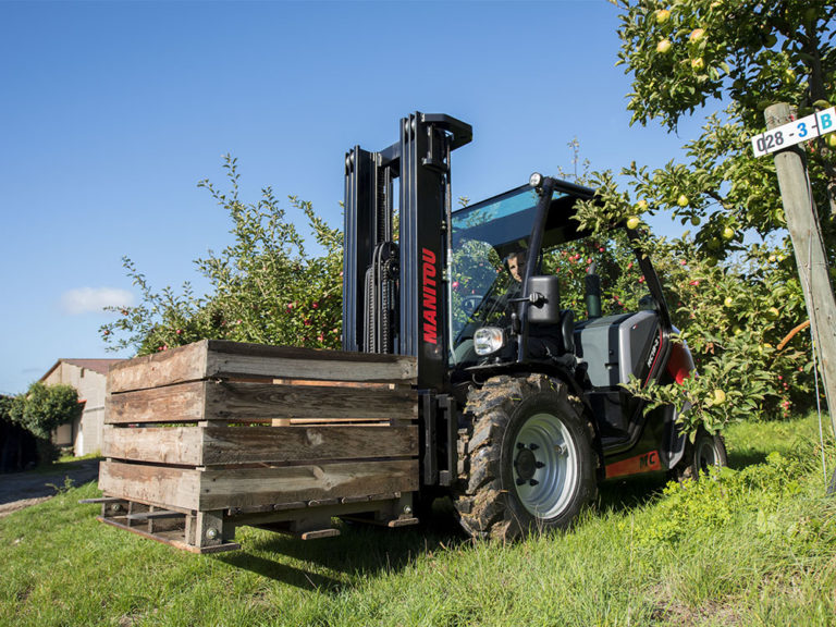 Découvrez le chariot à mât MANITOU MC18 tout terrain