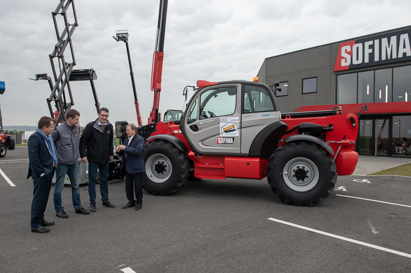 Remise de clés officielle MANITOU MT1840 à notre fidèle client AMBS