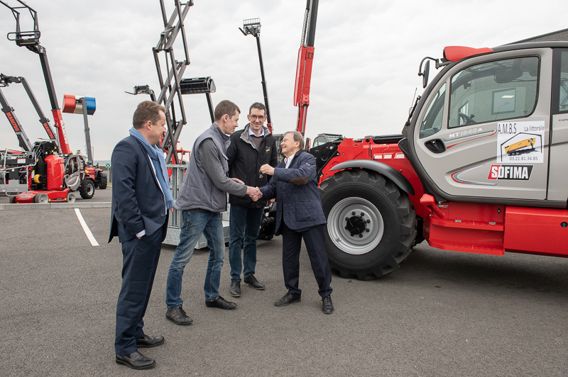 Remise de clés officielle MANITOU MT1840 à notre fidèle client AMBS