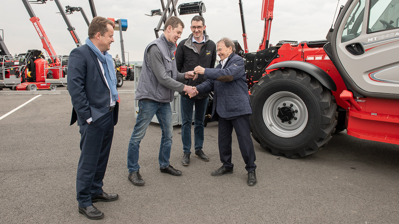 Remise de clés officielle MANITOU MT1840 à notre fidèle client AMBS