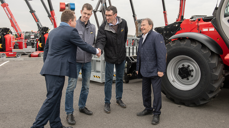 Remise de clés officielle MANITOU MT1840 à notre fidèle client AMBS