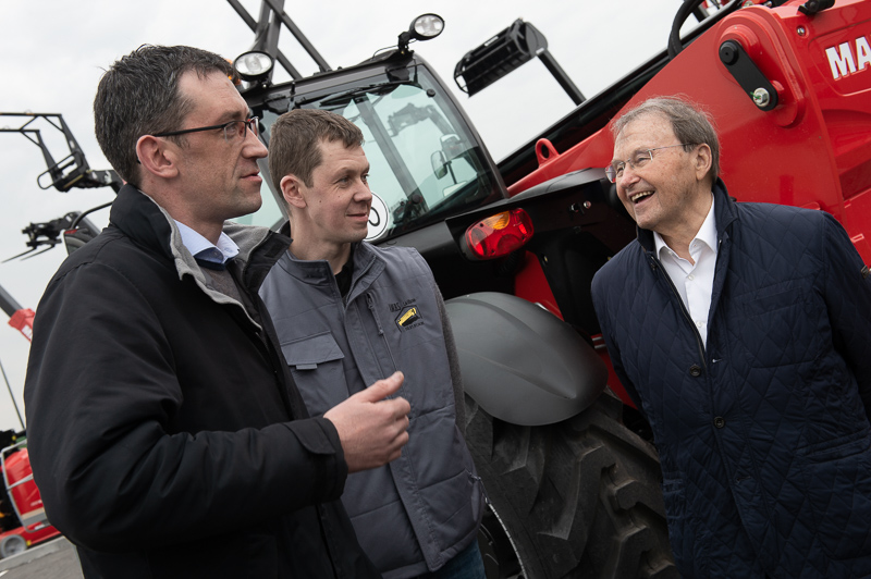 Remise de clés officielle MANITOU MT1840 à notre fidèle client AMBS