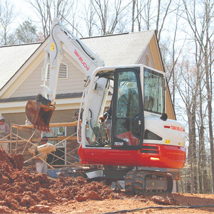 Takeuchi TB240 en travaux de terrassement sur terrain
