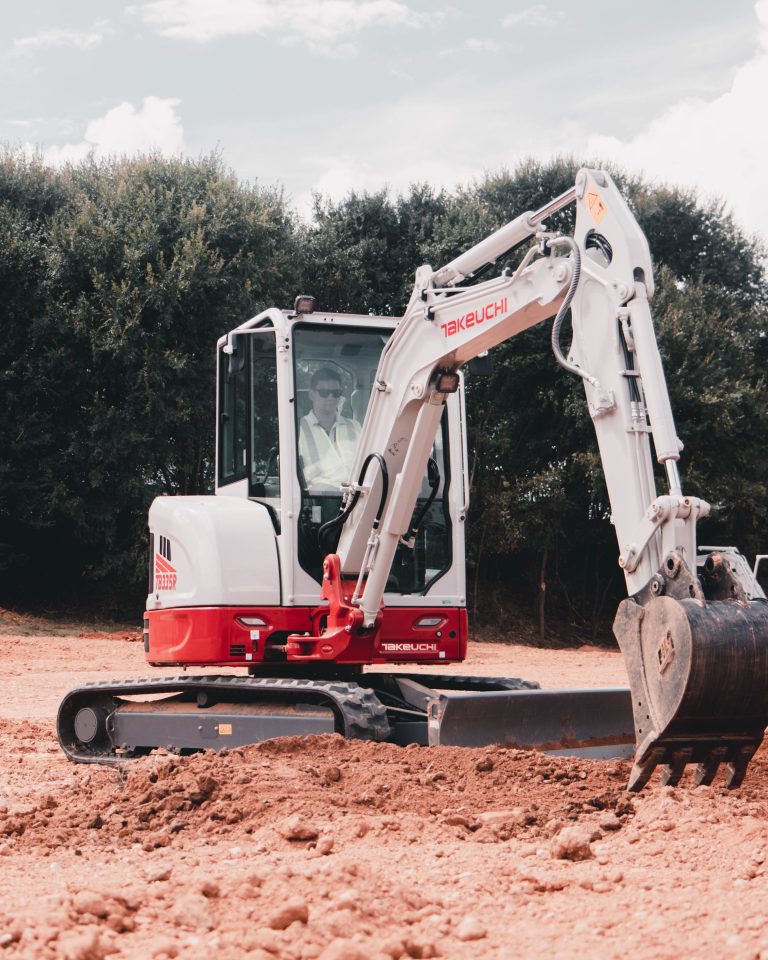 Takeuchi TB335R en travaux de terrassement sur chantier