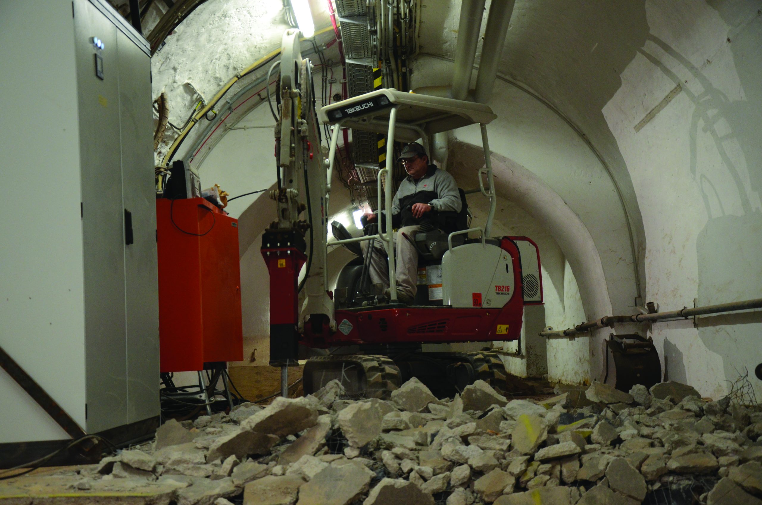Mini-pelle Takeuchi TB216 travaillant dans un espace étroit