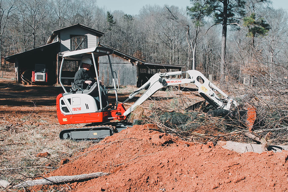 Takeuchi TB216 en travaux de terrassement sur terrain
