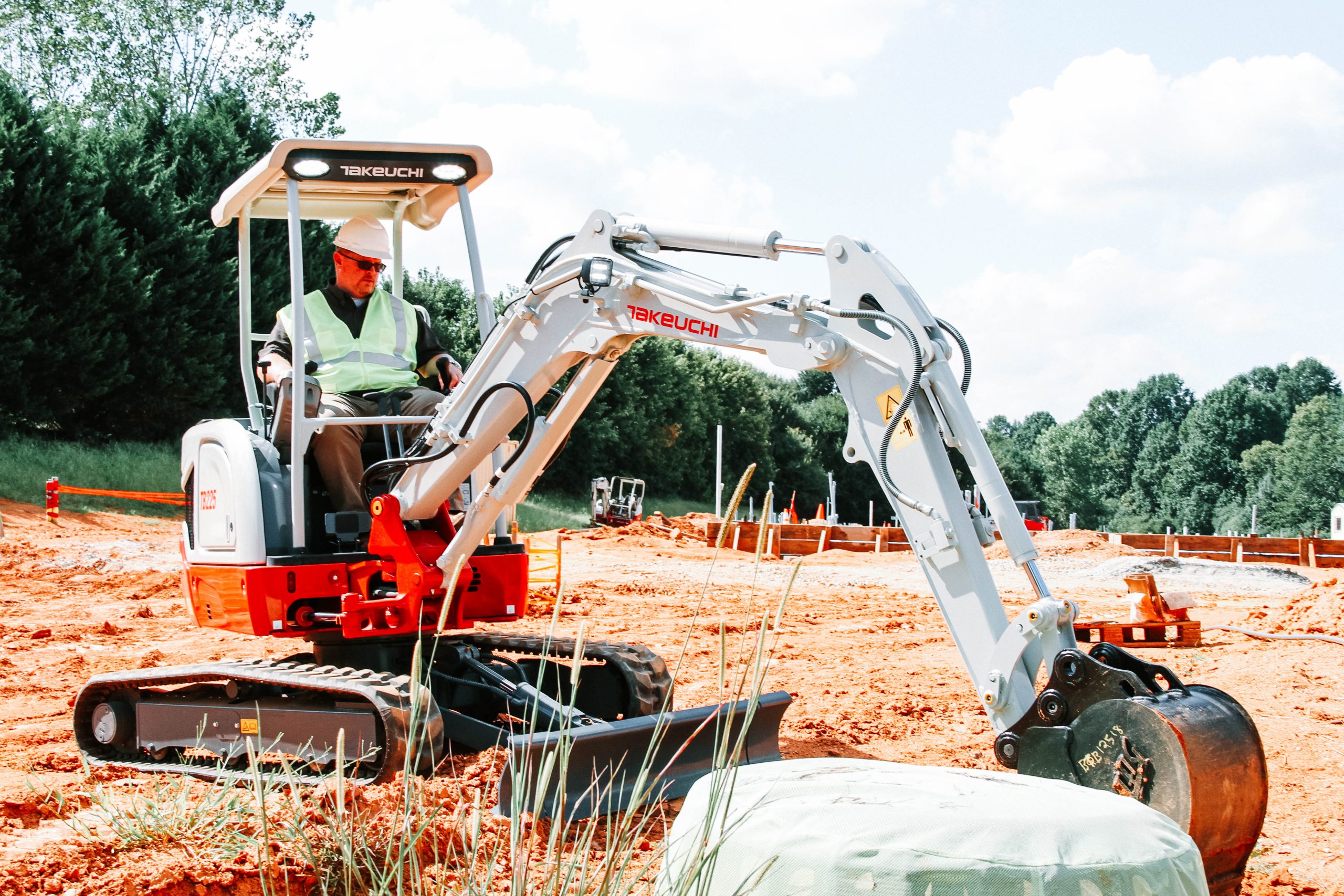 Takeuchi TB225 en travaux d’excavation sur chantier
