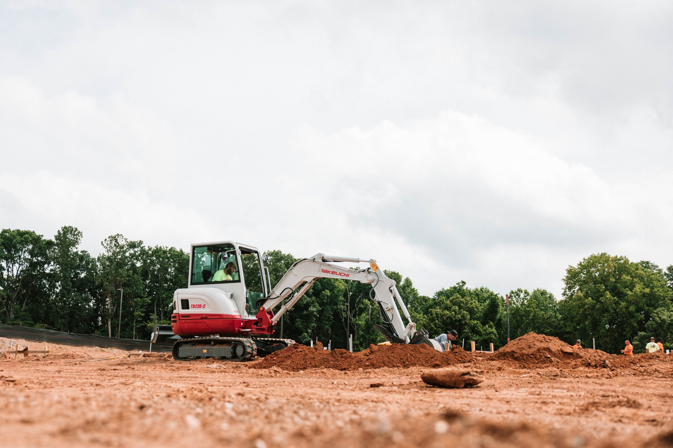 Takeuchi TB235-2 creusant une tranchée sur chantier